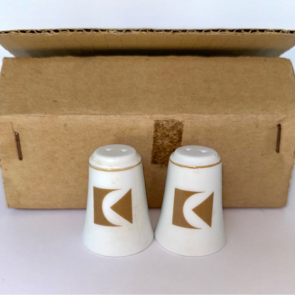 Vintage CPAir CP Canadian Pacific Airlines 12 Ceramic Salt Pepper Shakers Japan